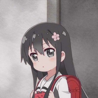 周杰伦白西装昆凌黑羽绒服
